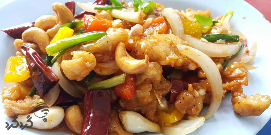 غذای تایلندی مرغ و بادام زمینی